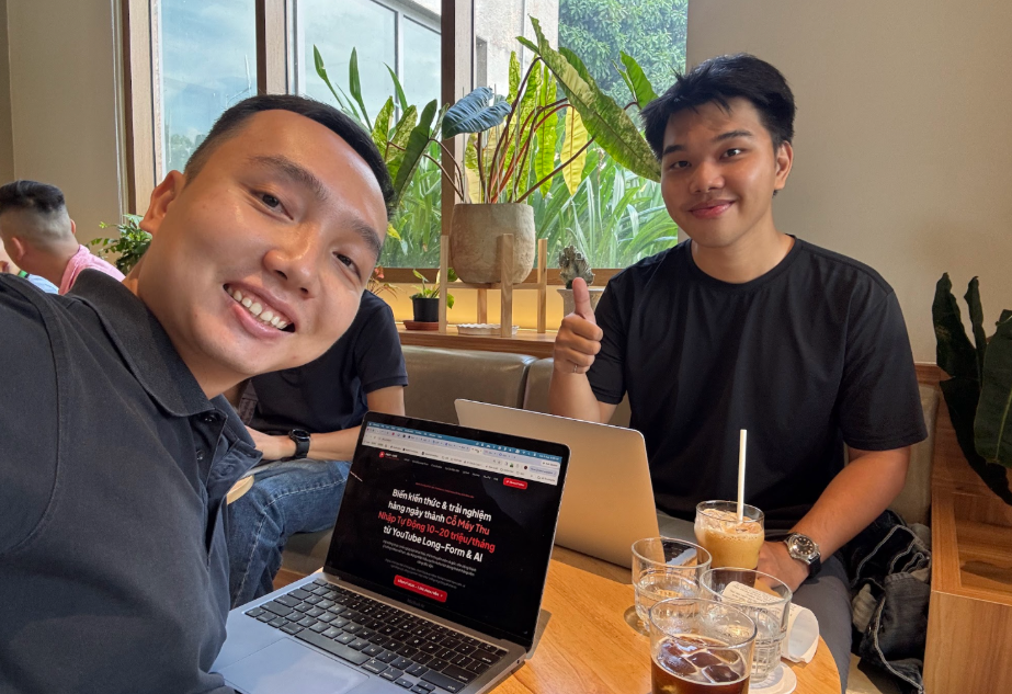 Dũng và Thắng cùng xem landing page YouTube